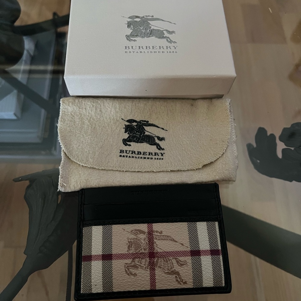 Burberry Black and Cream Key Card Holder
Unisex